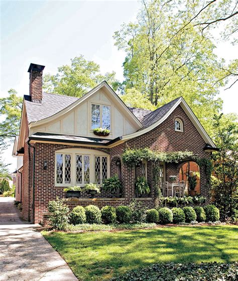 tudor front porch|25 Tudor.